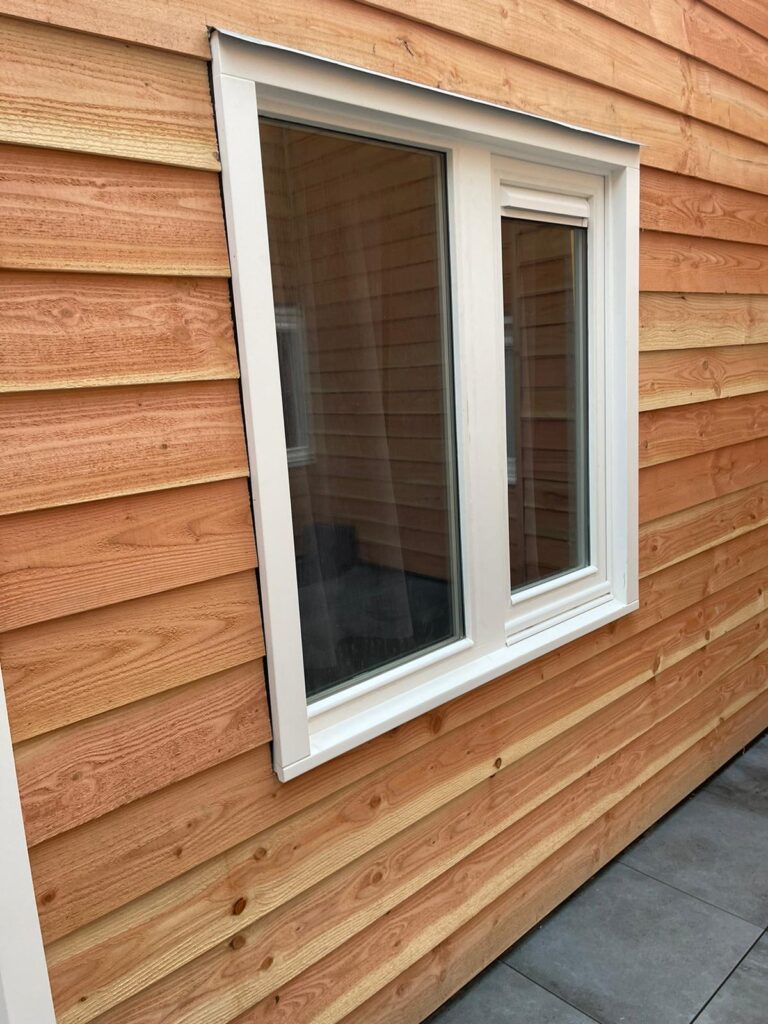 houten kozijn draaikiep, hardhouten draai kiepraam, hardhouten kozijn met draaikiepraam, houten kozijn met draaikiepraam, houten draaikiepraam in bestaand kozijn