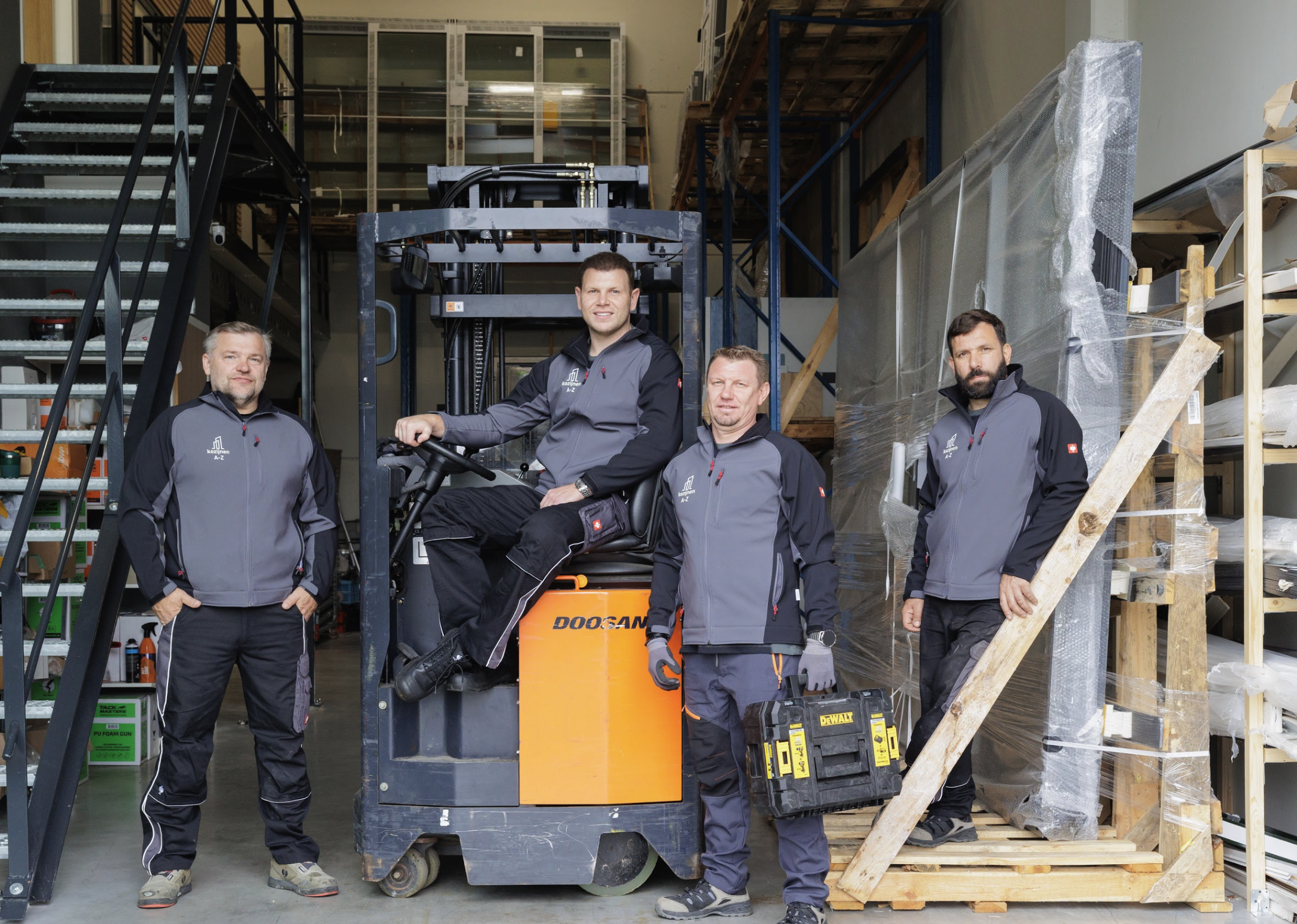 Het montageteam van AZ Kozijnen in het magazijn bereidt kozijnen voor Amsterdam voor