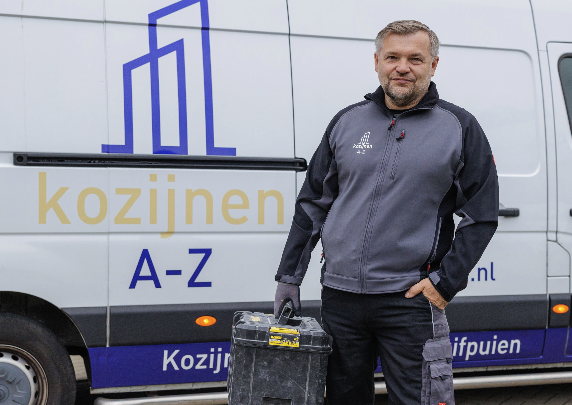 Monteur van AZ Kozijnen bij de bedrijfsbus, klaar voor kozijnmontage in Amsterdam
