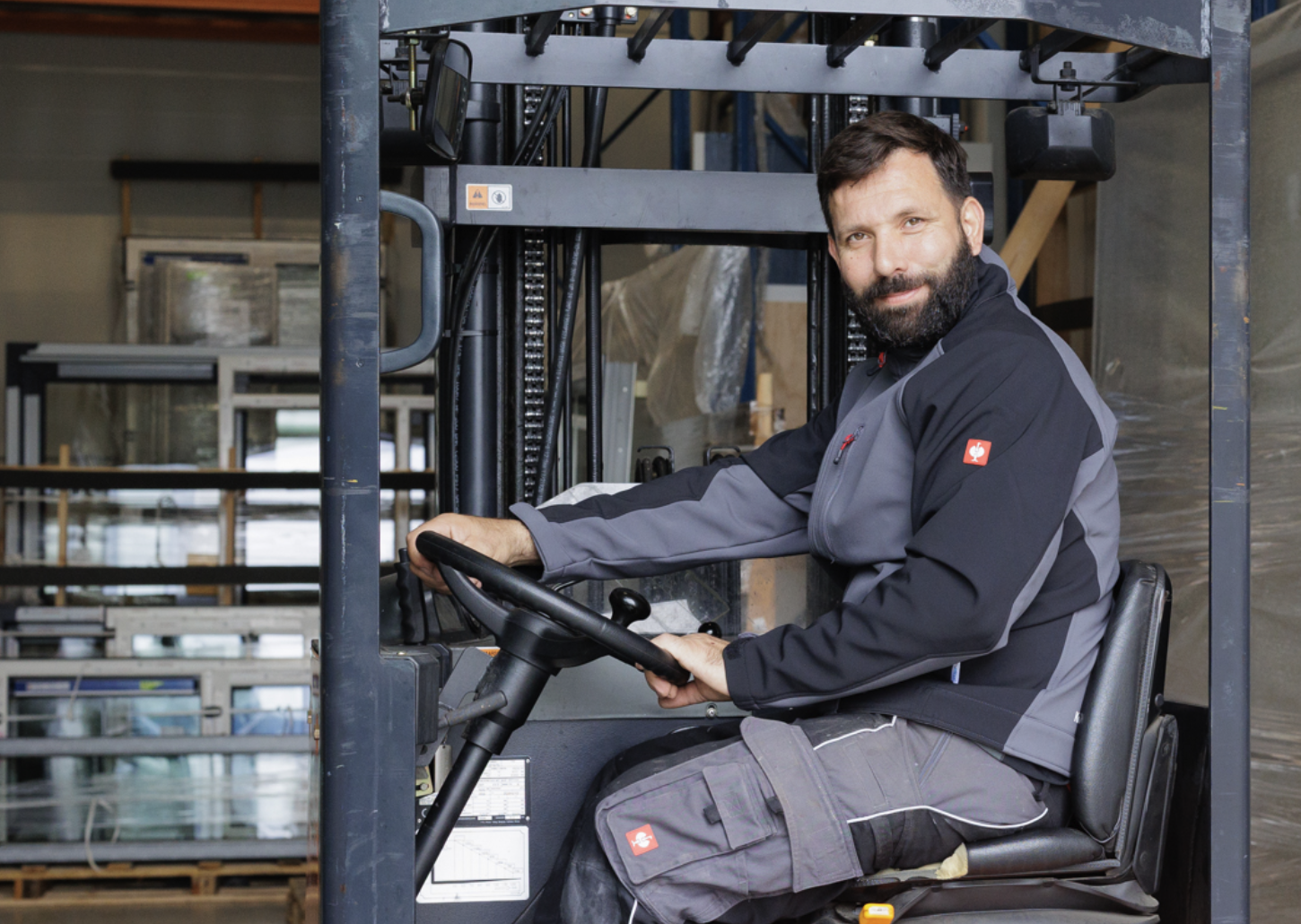 Medewerker van AZ Kozijnen op de heftruck